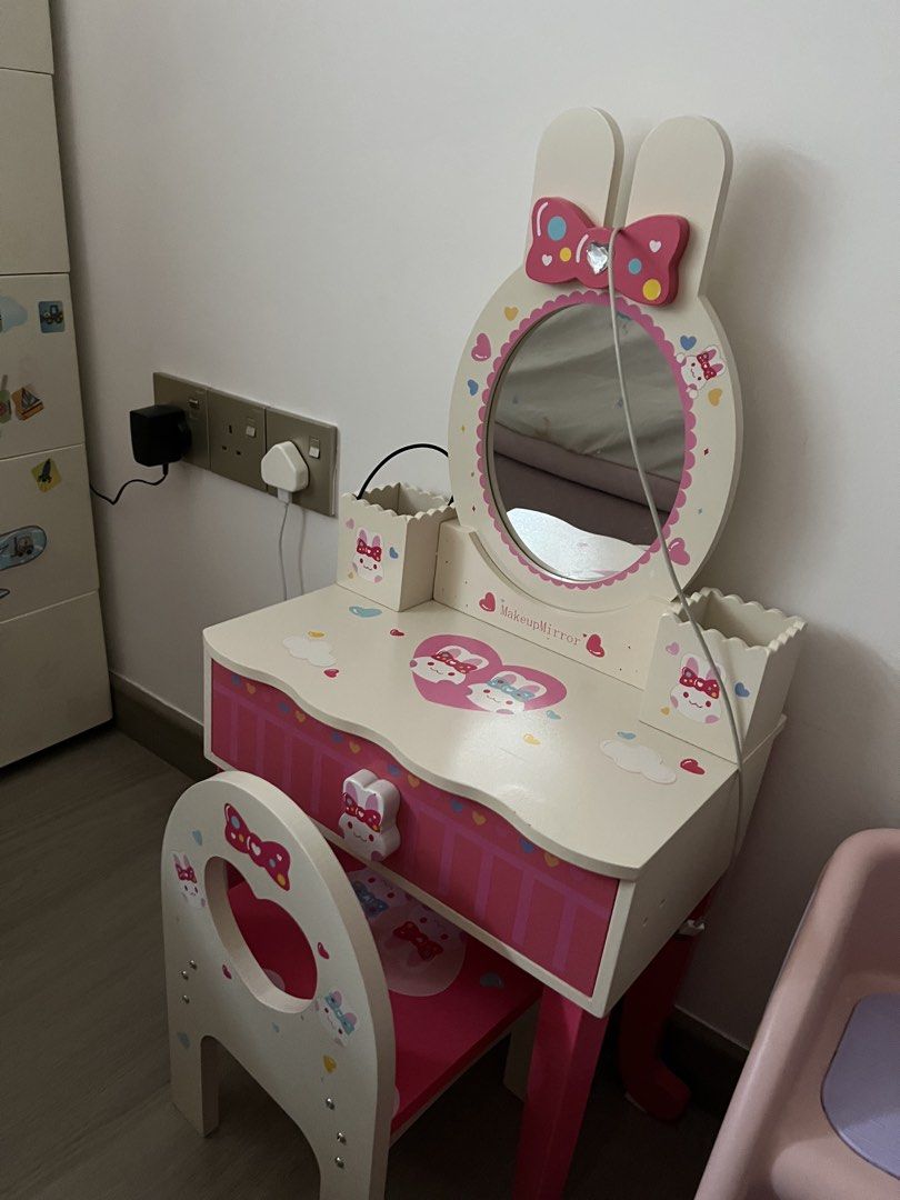 Make up table (Category: Other Kids Furniture) located in Singapore. Submitted by shoppdaisies_ (Listing ID 1441317713, Image 1). Description: Make up at Tengah .