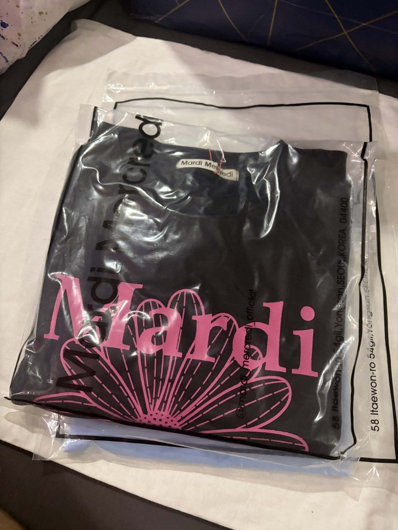 Mardi Mercredi Kid Sweatshirt (Category: Coats, Jackets and Outerwear) located in Mandaluyong City. Submitted by seanytest (Listing ID 1441365078, Image 2). Description: - Black sweatshirt with a large pink flower graphic - Features the 'Mardi' logo - Long sleeves - Ideal for casual everyday wear - Comes in its original packaging - Likely from the brand Mardi Mercredi MARDI SWEATER KIDS (Brand New) — 2000 Bought from Korea Loc: Mandaluyong.