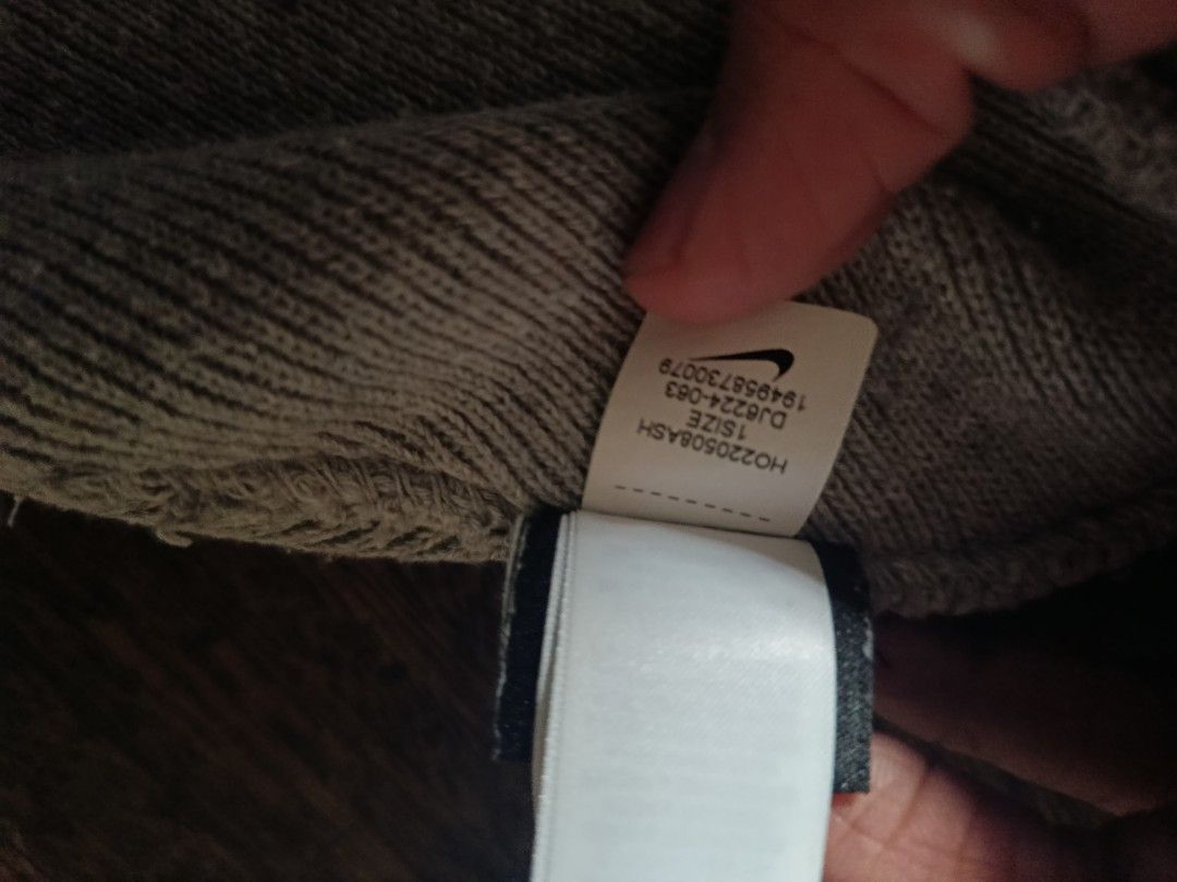NIKE BEANIE (Category: Caps & Hats) located in Manila. Submitted by jmdcss (Listing ID 1441267244, Image 2). Description: ISSUE - LINTS / HIMULMOL NEED WASH.
