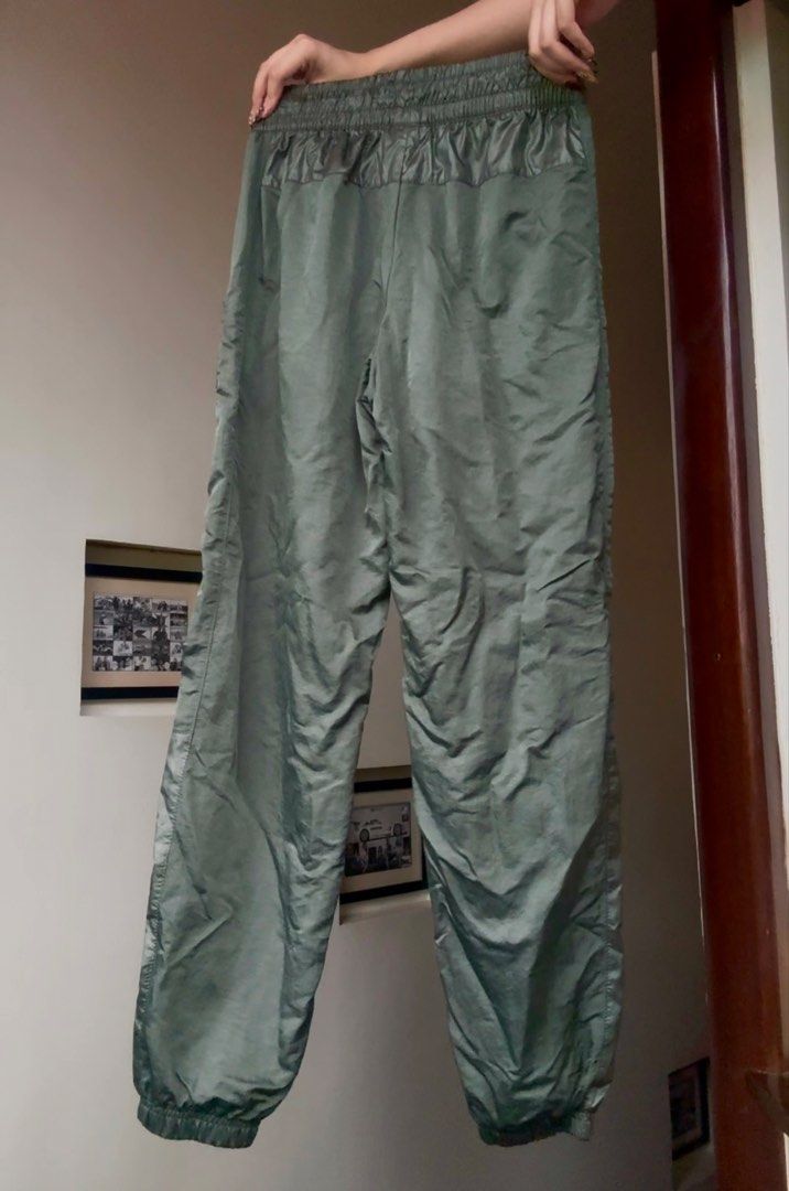 Nike Green Nylon Track Pants Joggers (Category: Joggers) located in Santa Rosa. Submitted by prelovedby.her_ (Listing ID 1441323256, Image 2). Description: Color: Green Size: XS Condition: No visible flaws; in great condition RFS: Decluttering 🧹 📍 Shipping from: Fairview, QC 🚚 Mode of Delivery: Lalamove | J&T 💵 Payment: GCash | Bank Transfer Feel free to message for any questions! 🤍.