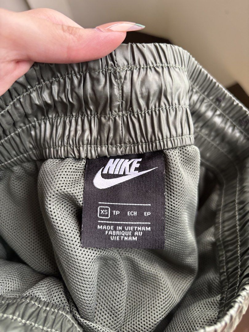 Nike Green Nylon Track Pants Joggers (Category: Joggers) located in Santa Rosa. Submitted by prelovedby.her_ (Listing ID 1441323256, Image 3). Description: Color: Green Size: XS Condition: No visible flaws; in great condition RFS: Decluttering 🧹 📍 Shipping from: Fairview, QC 🚚 Mode of Delivery: Lalamove | J&T 💵 Payment: GCash | Bank Transfer Feel free to message for any questions! 🤍.