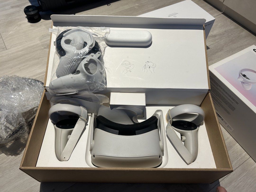 Oculus Quest 2 VR Headset with Anker Charging Dock (Category: Virtual Reality) located in Singapore. Submitted by arfandi.azzahar (Listing ID 1441211929, Image 2). Description: - Oculus Quest 2 VR headset - Includes controllers - Original packaging - Anker All-in-One Charging Dock (charges headset & controllers).