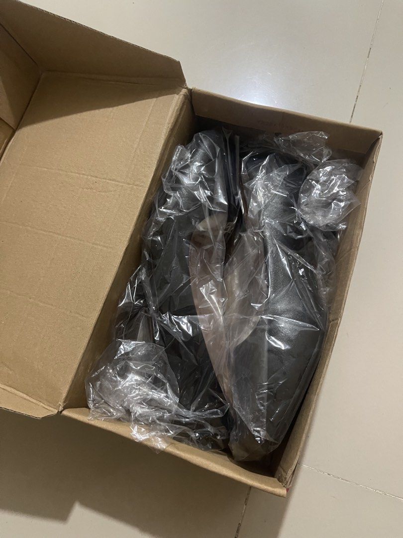 Office Cabin Crew School Black shoes (Category: Heels) located in Taguig. Submitted by xxtheresse (Listing ID 1441309104, Image 2). Description: never used, bought on orange app for 300 st complete w box and inserts best fits size 35, fits 22.5cm.