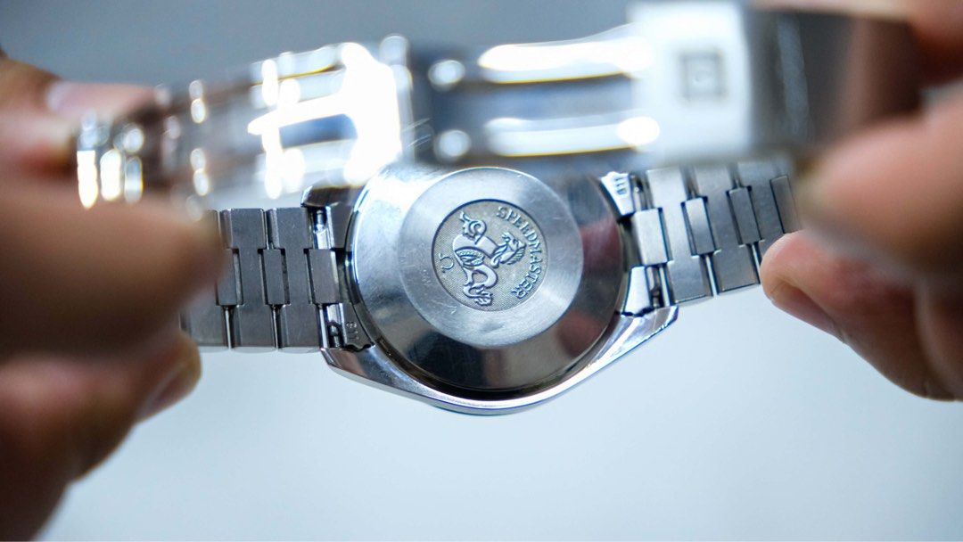 Omega Speedmaster reduced Full set (Category: Luxury Watches) located in Marikina City. Submitted by papichulongs_closet (Listing ID 1441203247, Image 3). Description: Collector’s Piece‼️ Omega Speedmaster Moonwatch Reduced -Ref 3510.50.00 - Model: 200*(faded year) -Case Size: 39mm diameter; 12.5mm thickness -Movement: Omega Caliber 1143 / 3220 (Automatic) -Crystal: Domed Hesalite -Features: Chronograph functionality, tachymeter bezel, 30-meter w