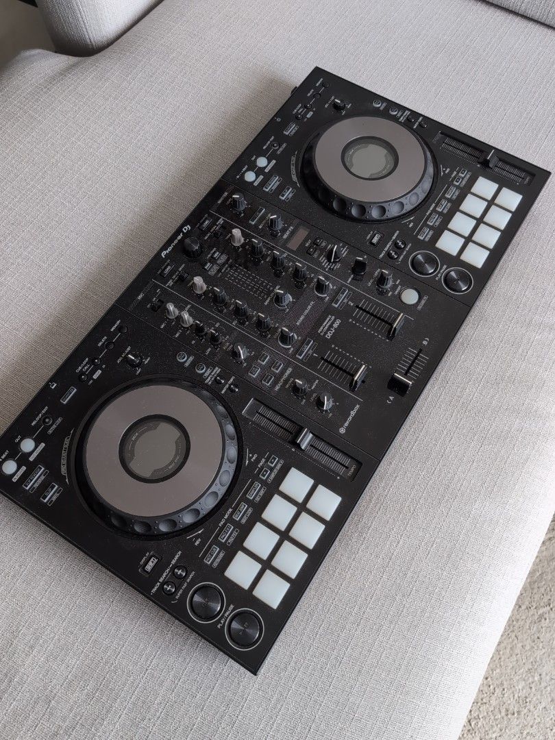 Pioneer DJ DDJ800 Controller470139625810831360