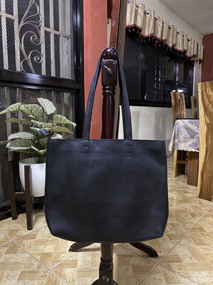Preloved Bundle Bags (Category: Shoulder Bags) located in Caloocan City. Submitted by dcbys (Listing ID 1441275112, Image 1). Description: Like brand new No issues .