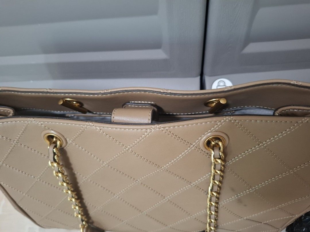 Preloved Tory Burch shoulder bag (Category: Luxury Bags & Wallets) located in General Santos City (Dadiangas). Submitted by mlmiya (Listing ID 1441157294, Image 1). Description: Preloved Tory Burch shoulder bag Not guaranteed authentic Very clean inside No flaws but with small stain on one side Still a good buy though.