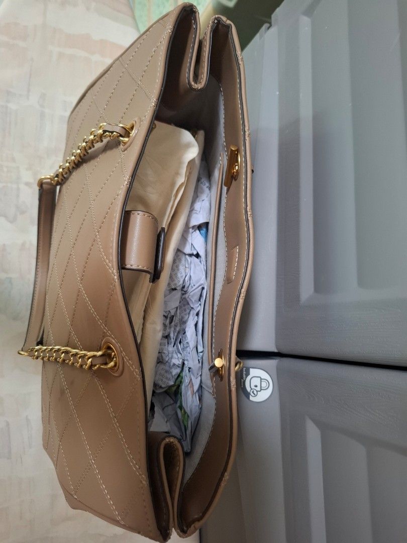 Preloved Tory Burch shoulder bag (Category: Luxury Bags & Wallets) located in General Santos City (Dadiangas). Submitted by mlmiya (Listing ID 1441157294, Image 3). Description: Preloved Tory Burch shoulder bag Not guaranteed authentic Very clean inside No flaws but with small stain on one side Still a good buy though.