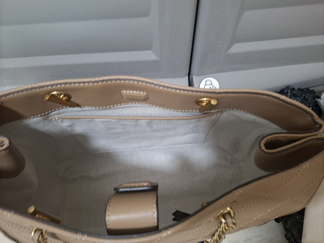 Preloved Tory Burch shoulder bag (Category: Luxury Bags & Wallets) located in General Santos City (Dadiangas). Submitted by mlmiya (Listing ID 1441157294, Image 2). Description: Preloved Tory Burch shoulder bag Not guaranteed authentic Very clean inside No flaws but with small stain on one side Still a good buy though.
