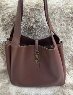 (Category: ) located in . Submitted by bagsandshoesmanymore (Listing ID 1441265578, Image 1). Description: .