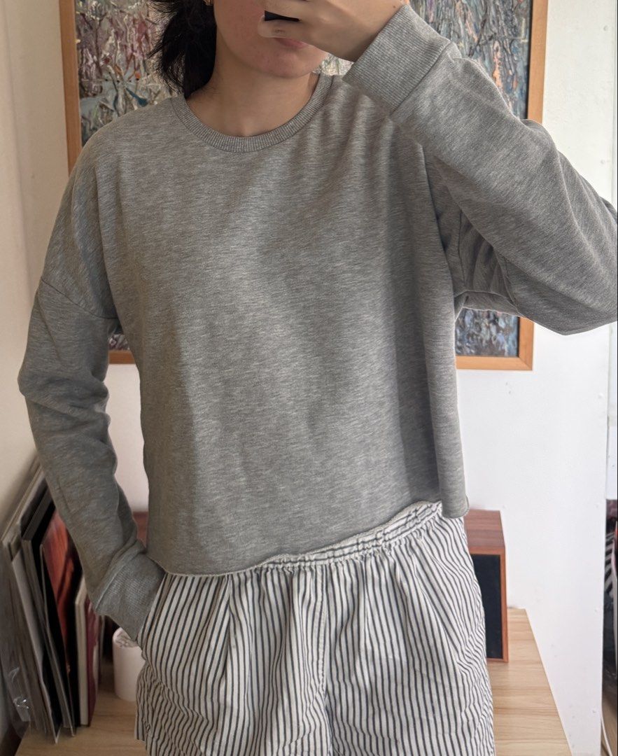 Primark Grey Crewneck Sweatshirt with Ruffle Hem (Category: Longsleeves) located in Paranaque City. Submitted by migvee (Listing ID 1441195823, Image 2). Description: - Grey crewneck sweatshirt from Primark - Long sleeves with ribbed cuffs - Cropped length with a ruffled hem detail - Made in Turkey - Size: 10 UK / 38 EUR / 6 USA / 42 IT - Ideal for casual wear Fits S-M.