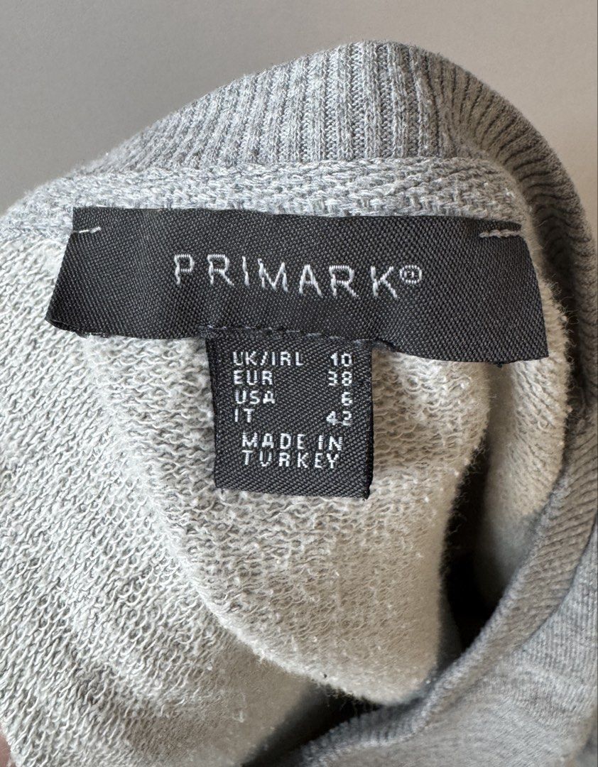 Primark Grey Crewneck Sweatshirt with Ruffle Hem (Category: Longsleeves) located in Paranaque City. Submitted by migvee (Listing ID 1441195823, Image 3). Description: - Grey crewneck sweatshirt from Primark - Long sleeves with ribbed cuffs - Cropped length with a ruffled hem detail - Made in Turkey - Size: 10 UK / 38 EUR / 6 USA / 42 IT - Ideal for casual wear Fits S-M.