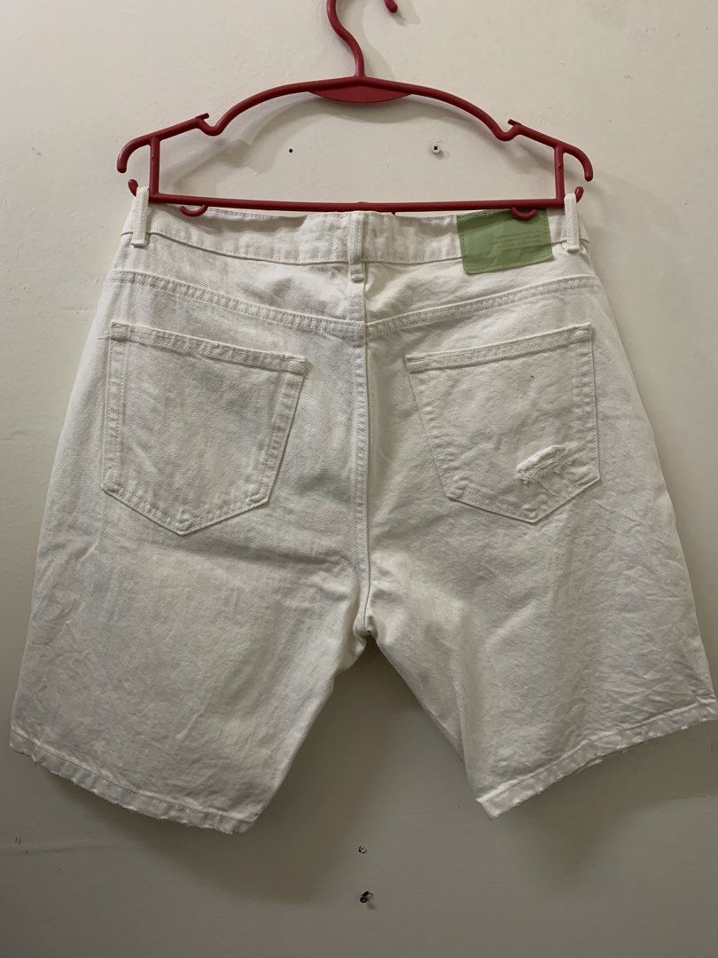 Pull & bear short (Category: Shorts) located in Mandaluyong City. Submitted by inambabangel (Listing ID 1441311612, Image 3). Description: Like new Condition Size 34.