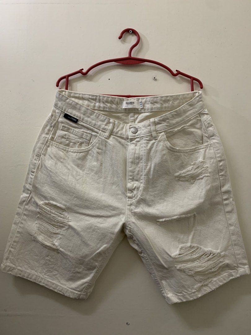 Pull & bear short (Category: Shorts) located in Mandaluyong City. Submitted by inambabangel (Listing ID 1441311612, Image 1). Description: Like new Condition Size 34.