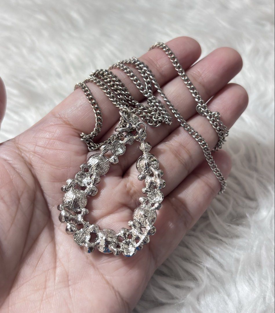 Purple crystal teardrop necklace (Category: Necklaces) located in Paranaque City. Submitted by dalle_closet (Listing ID 1441179298, Image 3). Description: Very nice Length chain: 32 inches Malaki po yung pendant nito With brand logo siya, hindi ko lang alam kung anong brand ito. .