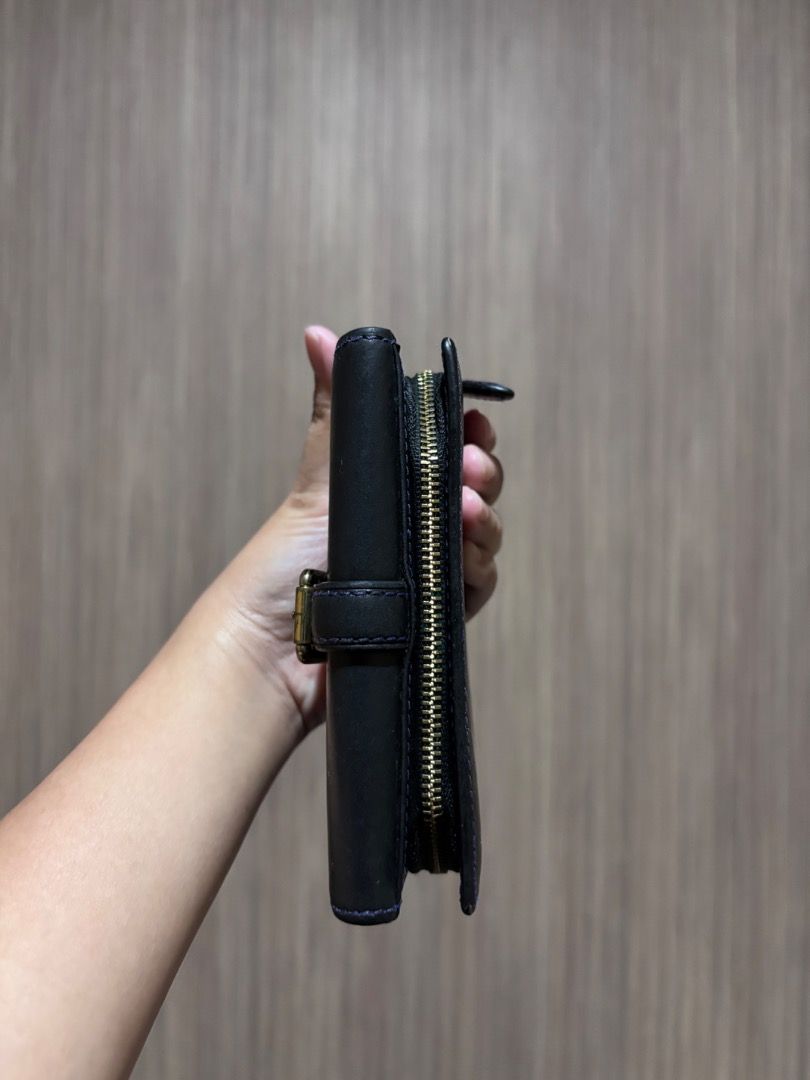 Ralph Lauren Wallet for sale (Category: Luxury Bags & Wallets) located in Baguio. Submitted by domss_ (Listing ID 1441310694, Image 3). Description: Bought this here sa isang seller na hindi marunong mag send ng details. 💀 Brand: Ralph Lauren With minimal flaws purple stitches not sure if legit. 850 na lang. .