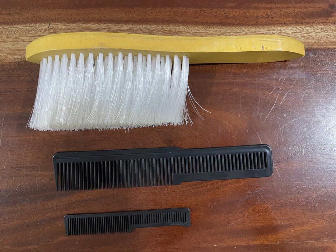 Razor Set (Wired) (Category: Men's Grooming) located in Quezon City. Submitted by hopezam.374 (Listing ID 1441287405, Image 2). Description: Inclusions: - 4 attachments (1/2/3/4) - 2 comb - Kraftpro Scissors - Duster/ Barber’s Brush - Black Barber Cape.