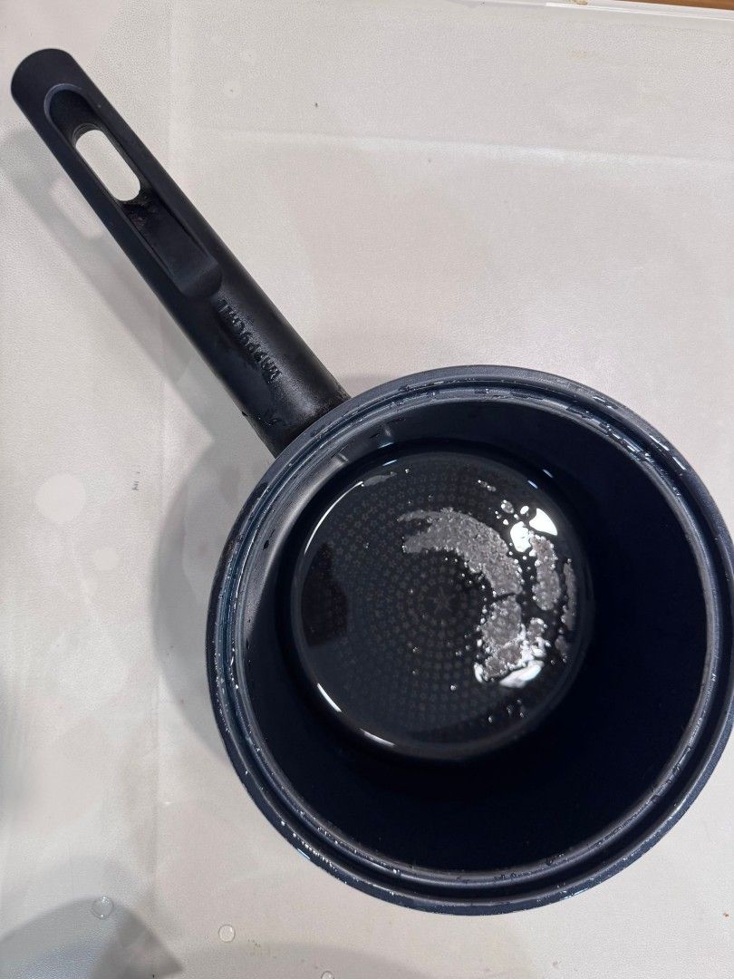 Red Saucepan with Black Handle470088888291184641