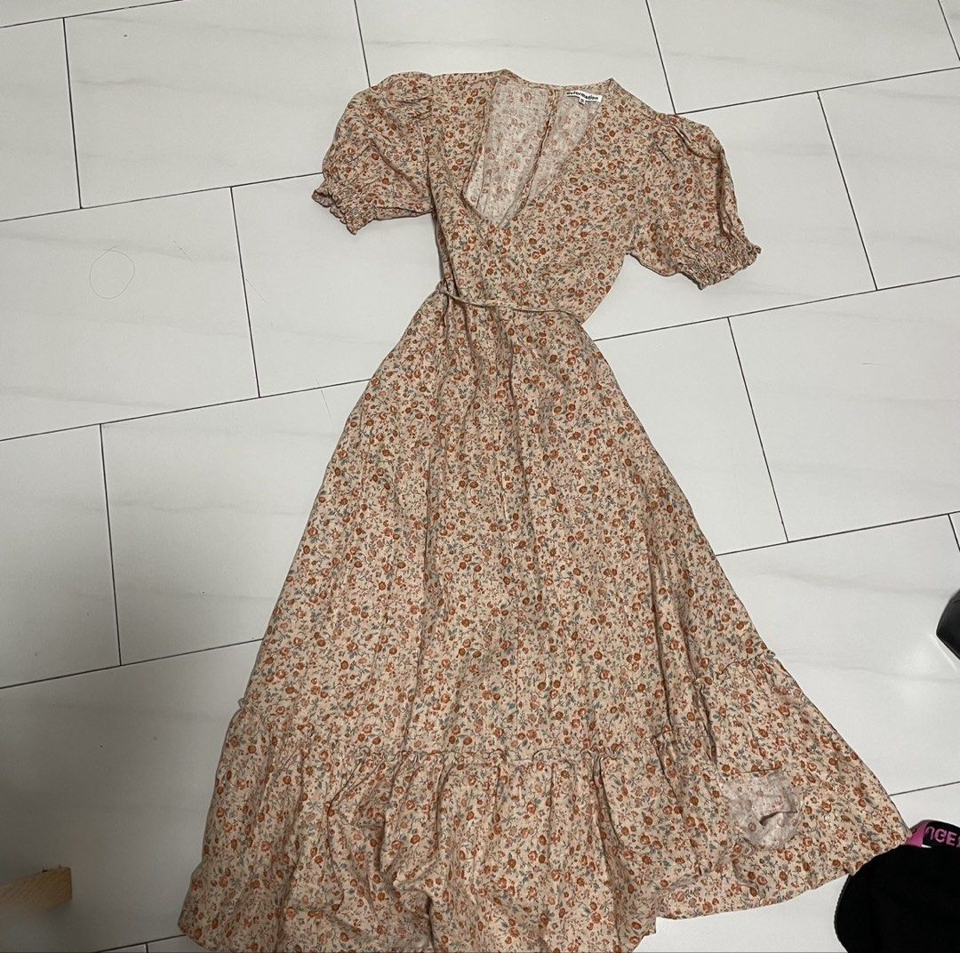 Reformation Veronika floral linen midi wrap dress (Category: Dresses) located in Singapore. Submitted by chairman.meow (Listing ID 1441342372, Image 2). Description: No trades Tracked mail $2 or pick up Potong Pasir Size XS, adjustable self wrap design 100% linen Good condition no defects .