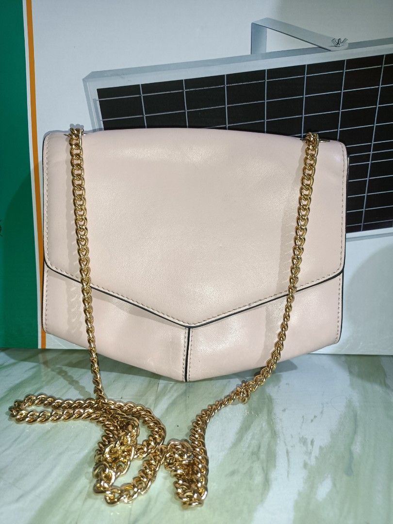 Sandro Blush Pink Chain Crossbody Bag (Category: Cross-body Bags) located in Bolinao. Submitted by shayne_0215 (Listing ID 1441311781, Image 1). Description: Pale/Blush Pink in actual Gold pa chain Ykk Zip Authentic Free Shipping MOP: GCASH.