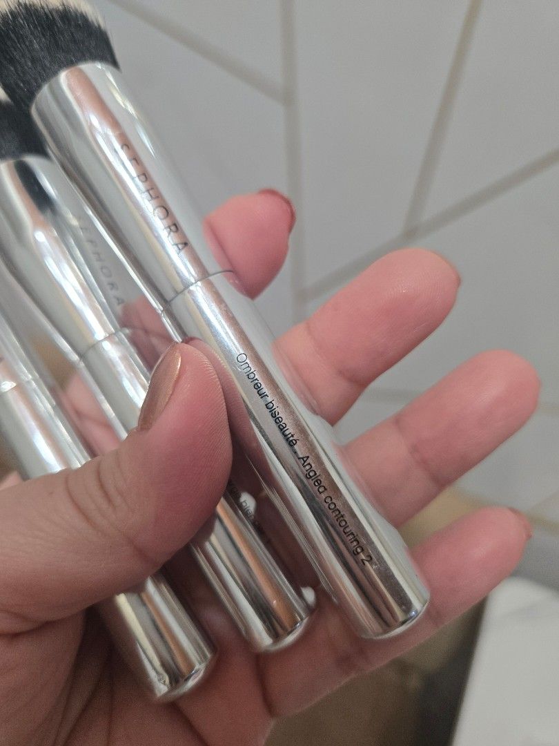 Sephora Collection Makeup Brushes Set (Category: Makeup) located in Quezon City. Submitted by brandbureau (Listing ID 1441374182, Image 3). Description: - Set of 3 Sephora Collection makeup brushes - Includes: Angled contour brush, highlighter brush, large blender brush - Essential tools for your makeup routine - Achieve a professional finish - Great for applying and blending makeup - bought in sephora singapore - very lightly used.