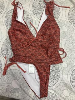 (Category: ) located in . Submitted by resellingmycloths (Listing ID 1441325524, Image 1). Description: .