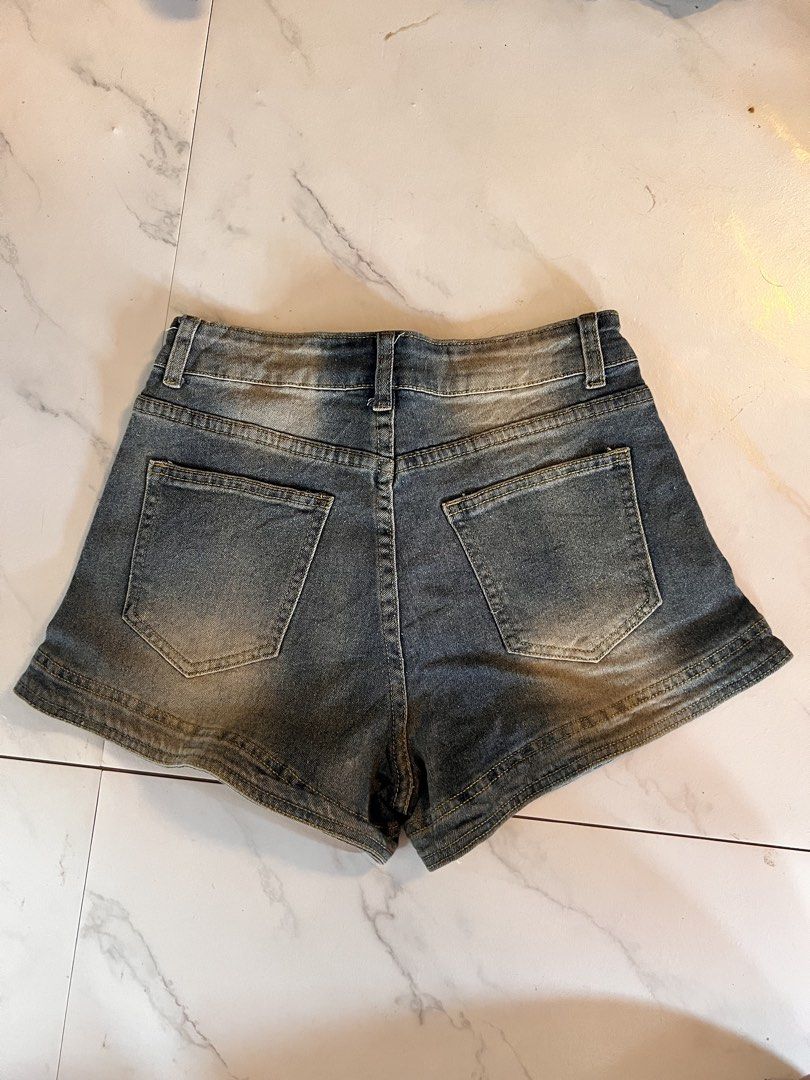 Shorts (Category: Shorts) located in Bauang. Submitted by thriftedbyhaze (Listing ID 1441349987, Image 2). Description: Waist: 25-26 Length: 11 .