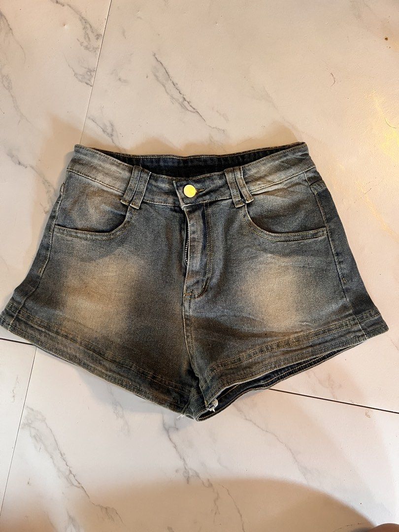 Shorts (Category: Shorts) located in Bauang. Submitted by thriftedbyhaze (Listing ID 1441349987, Image 1). Description: Waist: 25-26 Length: 11 .