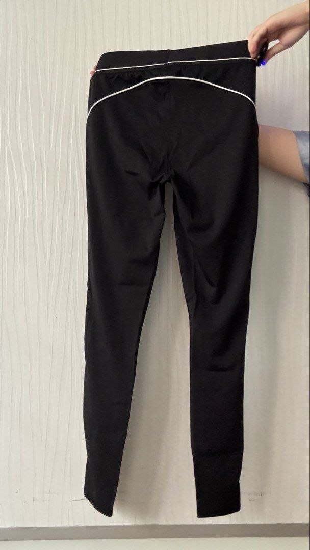 Skechers Black Leggings (Category: Activewear) located in Quezon City. Submitted by shoppingcl (Listing ID 1441169541, Image 2). Description: • Worn once • Get the set (sports bra + leggings) for ₱1700 .