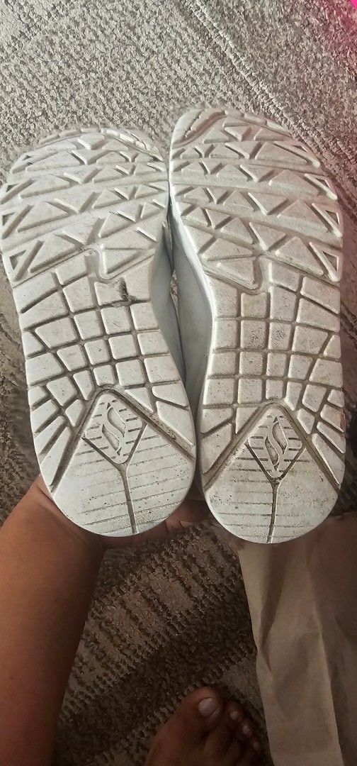 Skechers White Perforated Sneakers (Category: Babies & Kids Fashion) located in Cainta. Submitted by cyjozuza (Listing ID 1441376832, Image 2). Description: - White Skechers sneakers - Size: 5 US / 2 UK / 35 EUR - Material: Synthetic upper, rubber sole - Condition: Minor signs of wear on the inside and soles - Ideal for: Everyday wear.