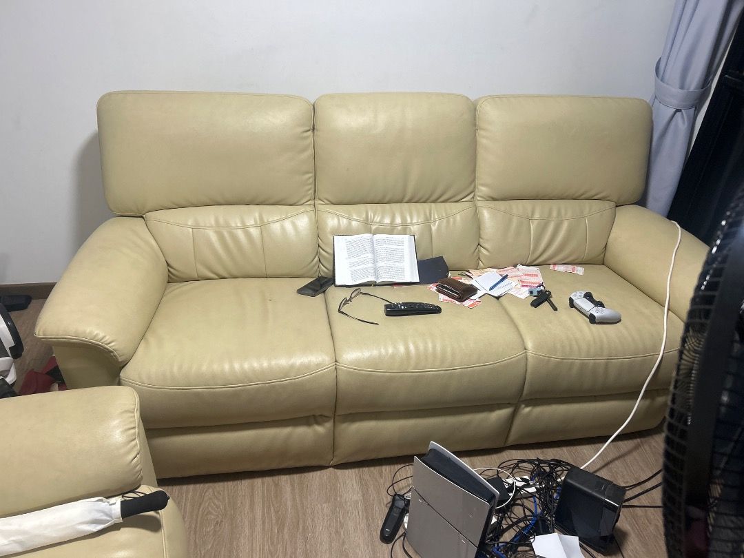 Sofa (Category: Sofas) located in Singapore. Submitted by kevin_teo_kok_leong (Listing ID 1441326839, Image 3). Description: .