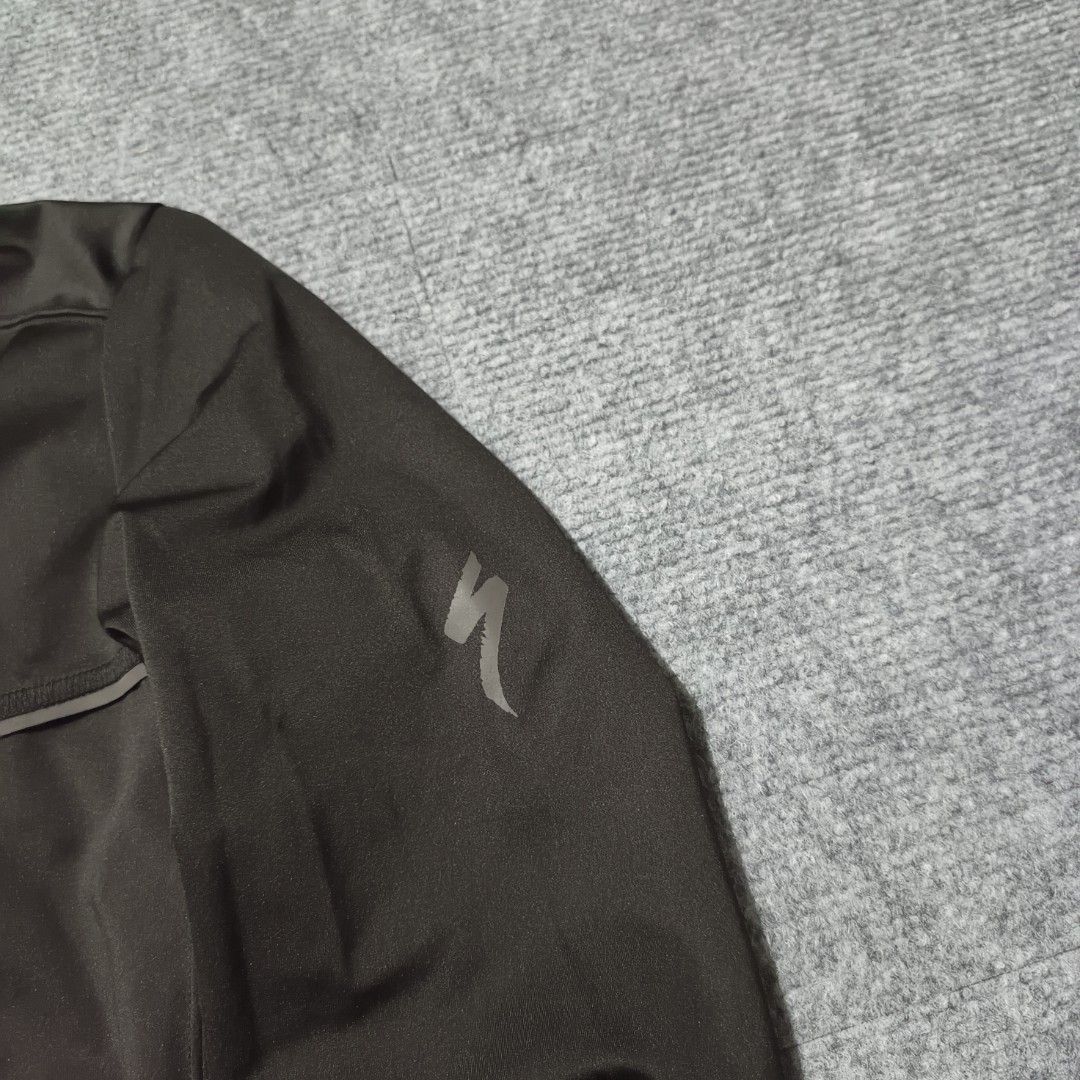 Specialized Element SL Elite Race Jacket (Category: Activewear) located in Antipolo. Submitted by soon2byours_ (Listing ID 1441319997, Image 2). Description: Dimensions (laid flat) Pit to Pit: 19" Length: 24" / 30" [Medium on tag] Flawless Color Rate: 10/10 Condition: EXCELLENT to AS NEW COLOR MAY VARY DUE TO LIGHTING!.