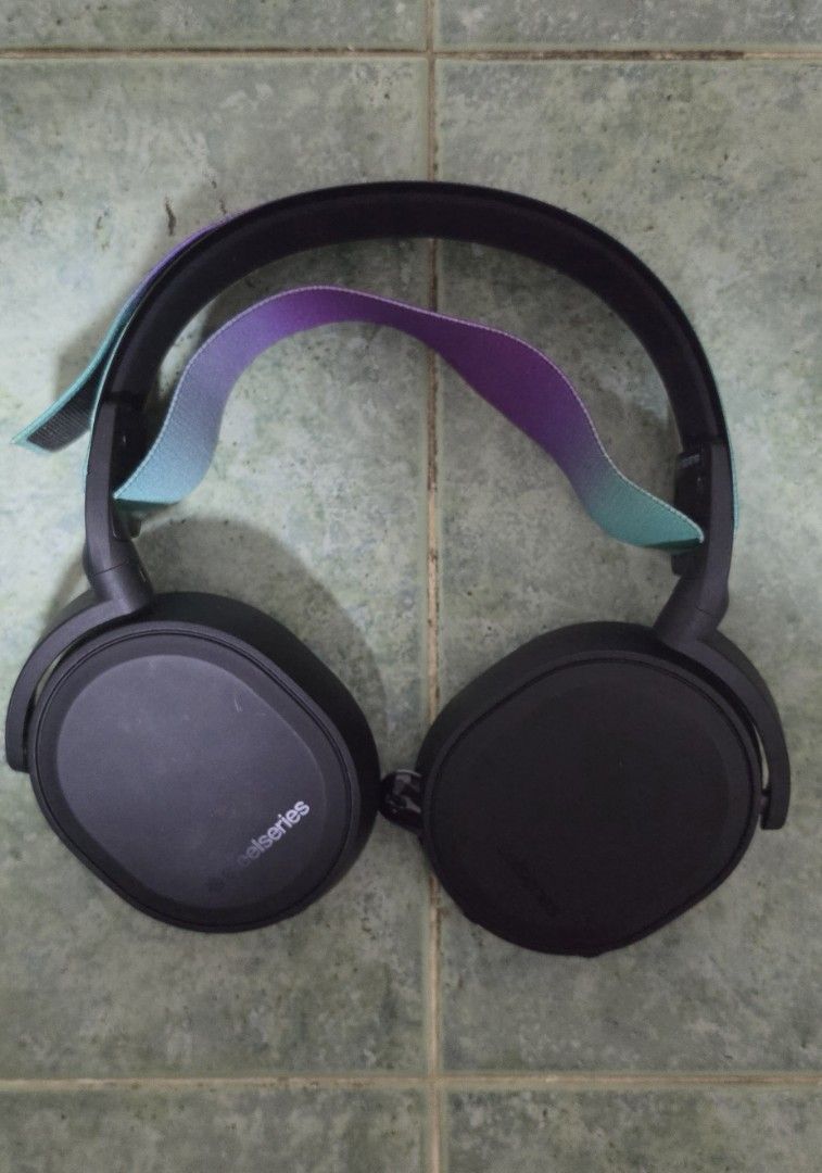 SteelSeries Arctis 7+ Wireless Gaming Headset (Category: Headphones & Headsets) located in Singapore. Submitted by its.damuu (Listing ID 1441293095, Image 2). Description: SteelSeries Arctis 7+ wireless gaming headset. Long-lasting battery, great mic, works on PC, PS5/PS4, Switch, and mobile. Includes a new stylish gradient headband and new ear pads .