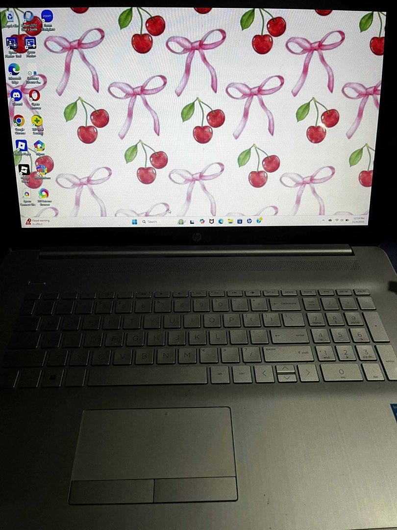 still nego HP 17‑by4013dx (Category: Laptops & Notebooks) located in Manila. Submitted by everythingbyseline (Listing ID 1441276149, Image 2). Description: HP 17‑by4013dx * Processor: Intel 11th Gen Core i3-1115G4 (2 cores) — base 3.0 GHz, Turbo up to ~4.1 GHz. * Memory (RAM): 8 GB DDR4-2666 (1 × 8GB) * Storage: 256 GB SSD (NVMe / PCIe) * Display: 17.3″ diagonal, HD+ resolution (1600 × 900), non-touch, BrightView. * Graphics: Integrated Intel UHD