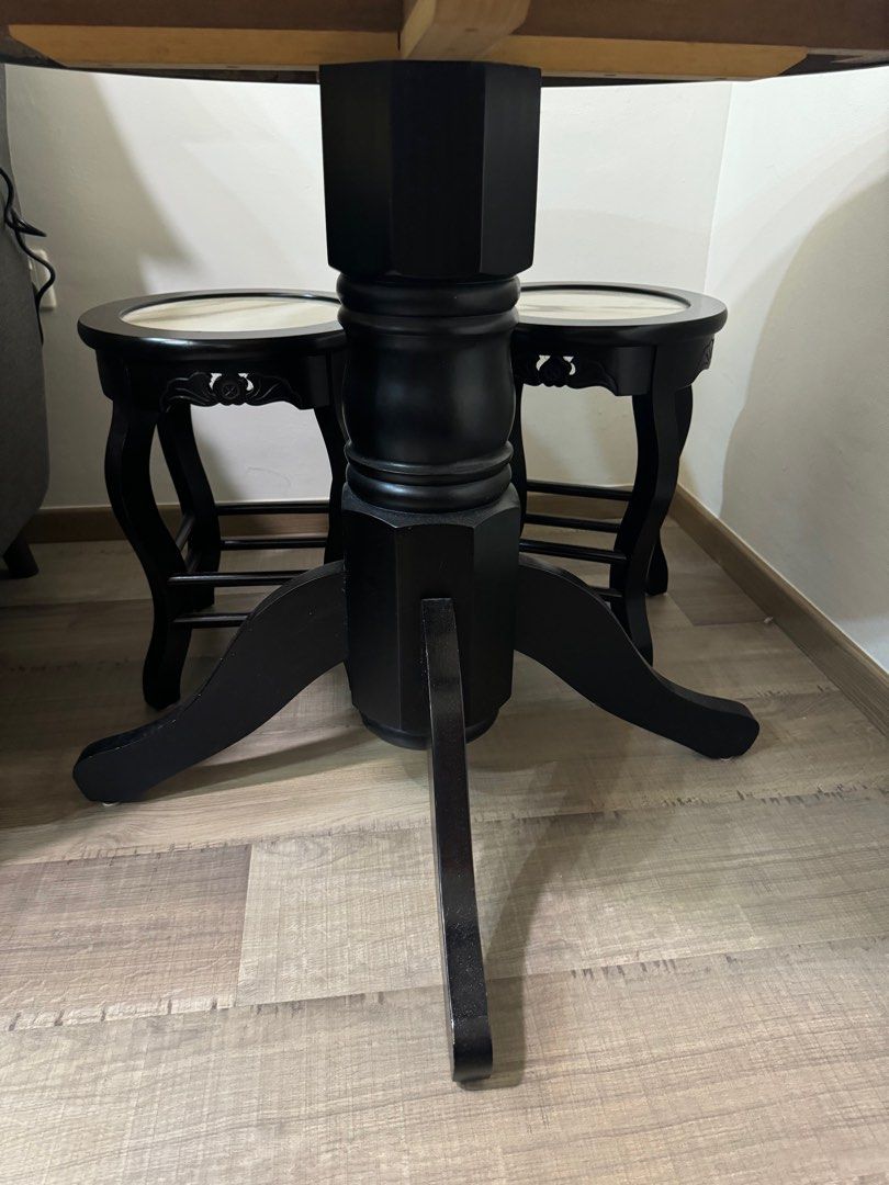Table and chair470361480784128002