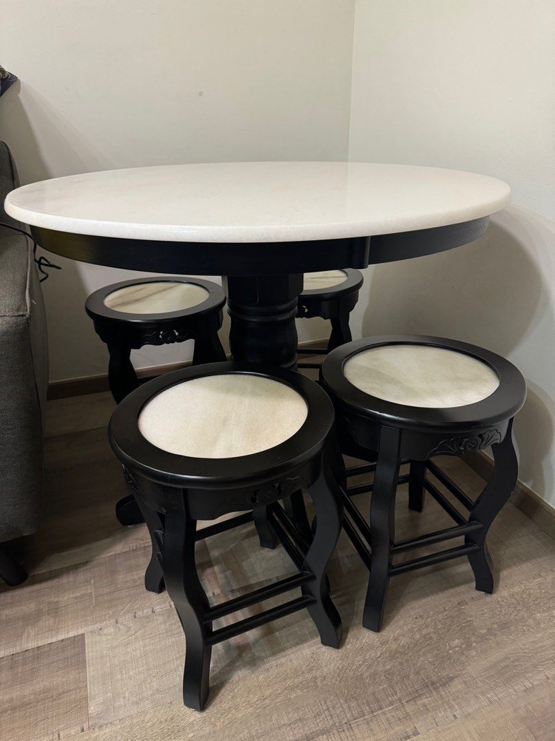 Table and chair470361480784128000