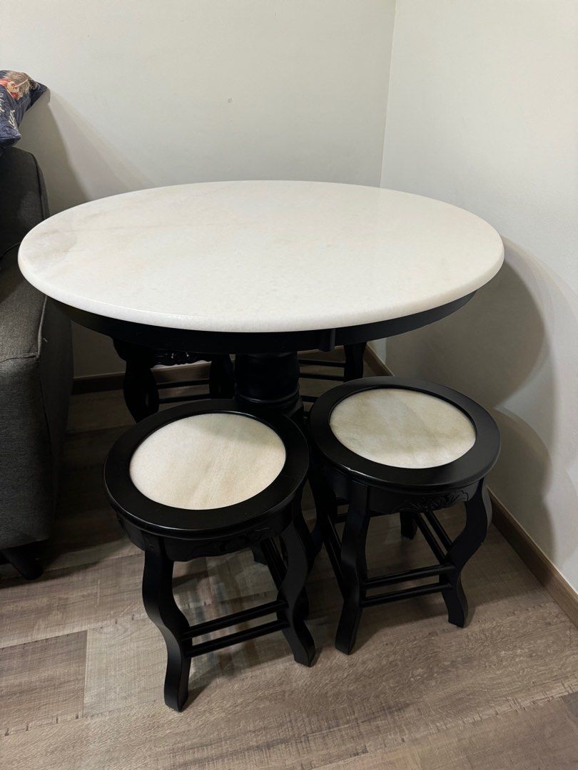 Table and chair470361480784128001