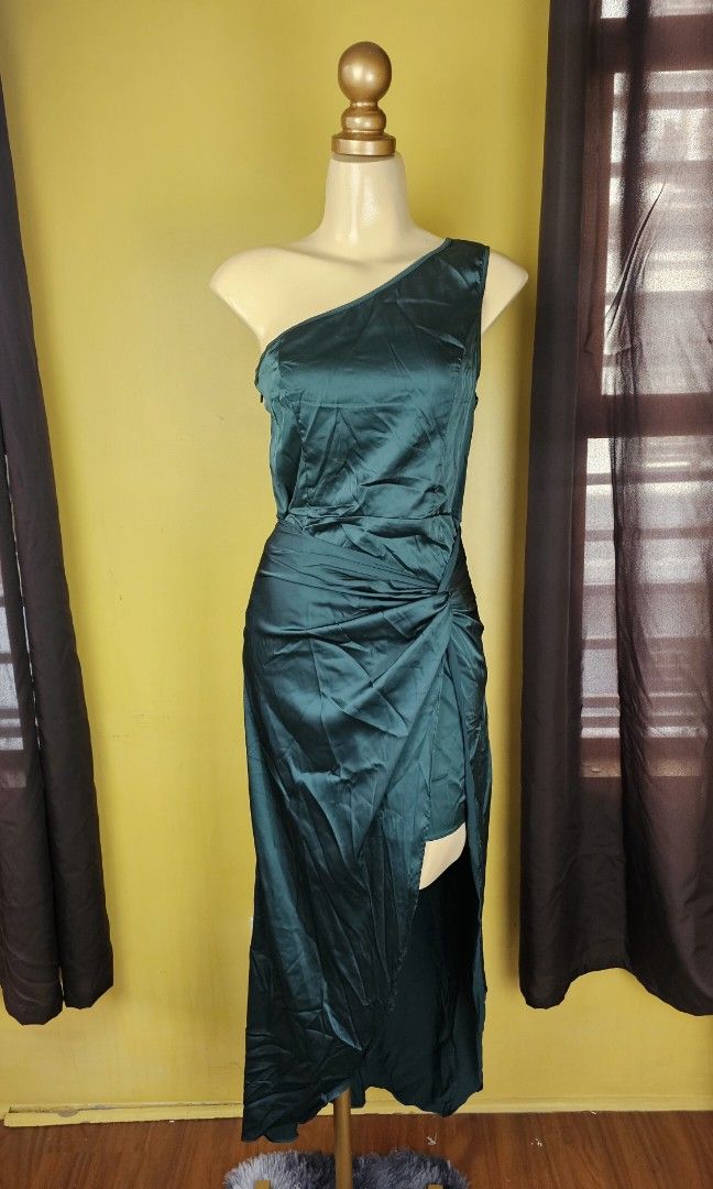 TEAL/ EMERALD SATIN/SILK MAXI DRESS (Category: Evening dresses & gowns) located in Quezon City. Submitted by happy.cutie888 (Listing ID 1441286437, Image 1). Description: SHEIN BELLE BRAND-NEW SIZE: MEDIUM on tag BUST: 38 to 42 WAIST: 30 to 32 LENGTH: 40 - Asymmetrical Neckline - Slim Fit - Non stretch.