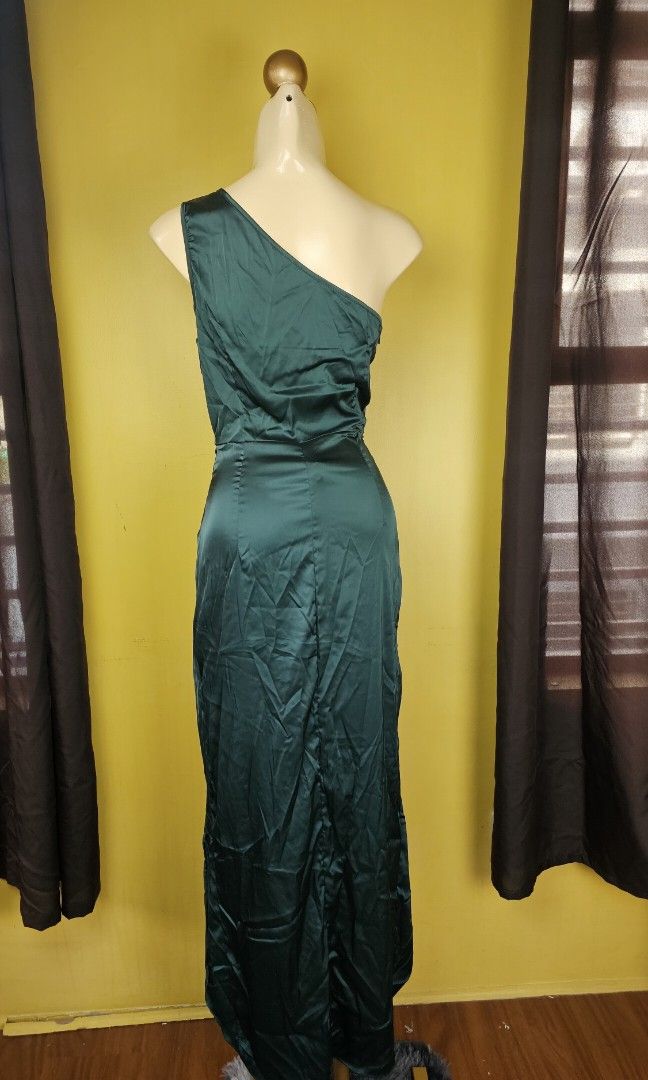 TEAL/ EMERALD SATIN/SILK MAXI DRESS (Category: Evening dresses & gowns) located in Quezon City. Submitted by happy.cutie888 (Listing ID 1441286437, Image 2). Description: SHEIN BELLE BRAND-NEW SIZE: MEDIUM on tag BUST: 38 to 42 WAIST: 30 to 32 LENGTH: 40 - Asymmetrical Neckline - Slim Fit - Non stretch.