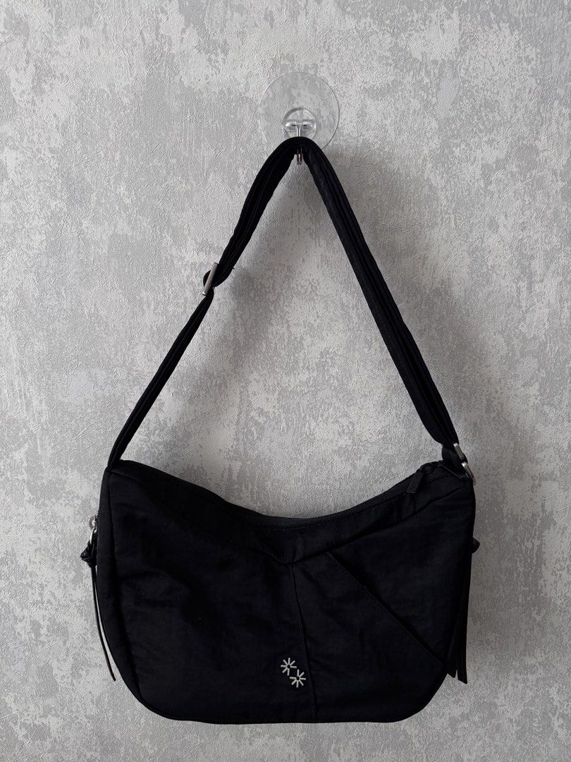The Paper Bunny The Vessel Studio (Category: Shoulder Bags) located in San Fernando. Submitted by avalone_ (Listing ID 1441300261, Image 1). Description: RFS: declutter Color: Caviar .