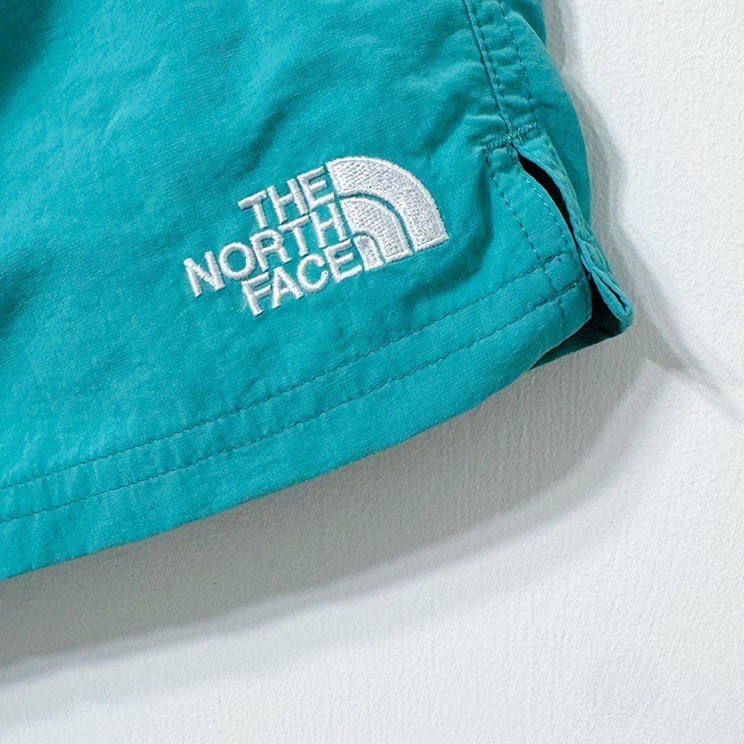 由 _onknow (刊登 ID 1441172533，圖片 3) 提交，位於 台北市 (Taipei) 的 TNF THE NORTH FACE SHORTS PANTS 北面 北臉 休閒 工作褲 彈性 輕薄 防潑水 尼龍 基本款 機能 戶外 登山 露營 OUTDOOR 越野 旅行 健行 修身 剪裁 工裝 大口袋 多口袋 拉鍊 束腰 鬆緊 可調式 調節 朝聖之路 休閒褲 短 褲子 舒適 素面 男版 紫綠配色 L號 NB42333 PNT-M TP0_2606 TP0_26 (類別：短褲)，說明：二手 THE NORTH FACE 顏色：紫綠配色 尺寸：L號 型號：NB42333 ＊商品狀況如圖示實體拍攝 ＊下單售出後將不另行退換。