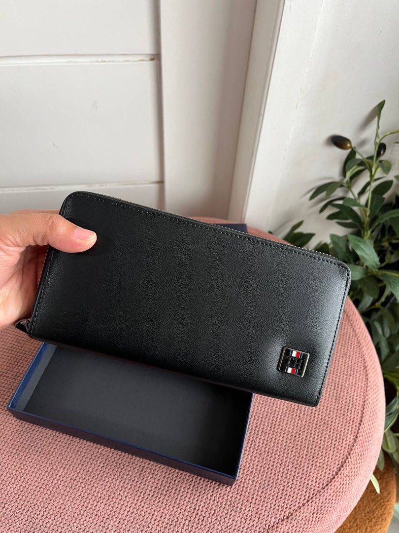 Tommy Hilfiger Men's Long Wallet (Category: Wallets & Card Holders) located in Candelaria. Submitted by pinkykeenshop (Listing ID 1441355225, Image 3). Description: .