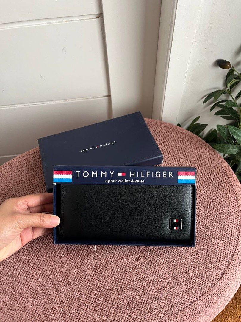 Tommy Hilfiger Men's Long Wallet (Category: Wallets & Card Holders) located in Candelaria. Submitted by pinkykeenshop (Listing ID 1441355225, Image 1). Description: .