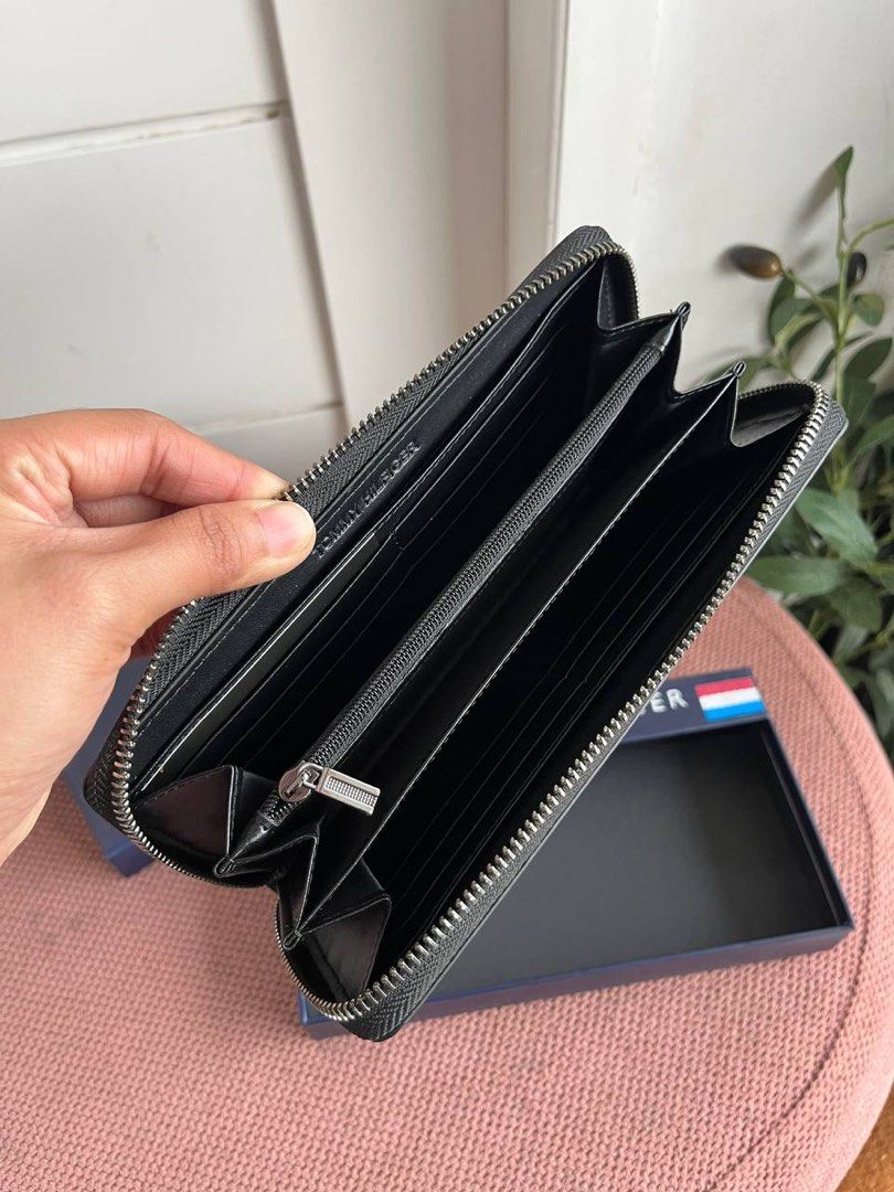 Tommy Hilfiger Men's Long Wallet (Category: Wallets & Card Holders) located in Candelaria. Submitted by pinkykeenshop (Listing ID 1441355225, Image 2). Description: .