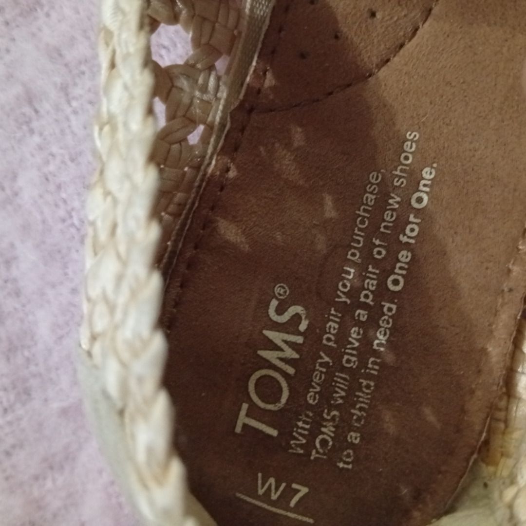 TOMS Beige Flats Shoes (7) (Category: Flats & Sandals) located in Las Pinas. Submitted by sankyu.shop (Listing ID 1441257774, Image 3). Description: Price as posted already What you see is what you get. Location: Las Piñas City, Metro Manila Payment: GCash.