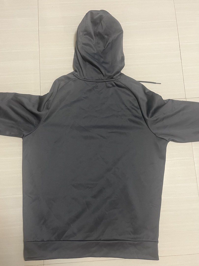 Under Armour Grey Hoodie MD/M (Category: Coats, Jackets and Outerwear) located in San Fernando. Submitted by nathan_pasahol (Listing ID 1441350952, Image 2). Description: - Grey Under Armour hoodie - Size: Medium - Features Under Armour logo on front - Made in Egypt - Perfect for casual wear or workouts.