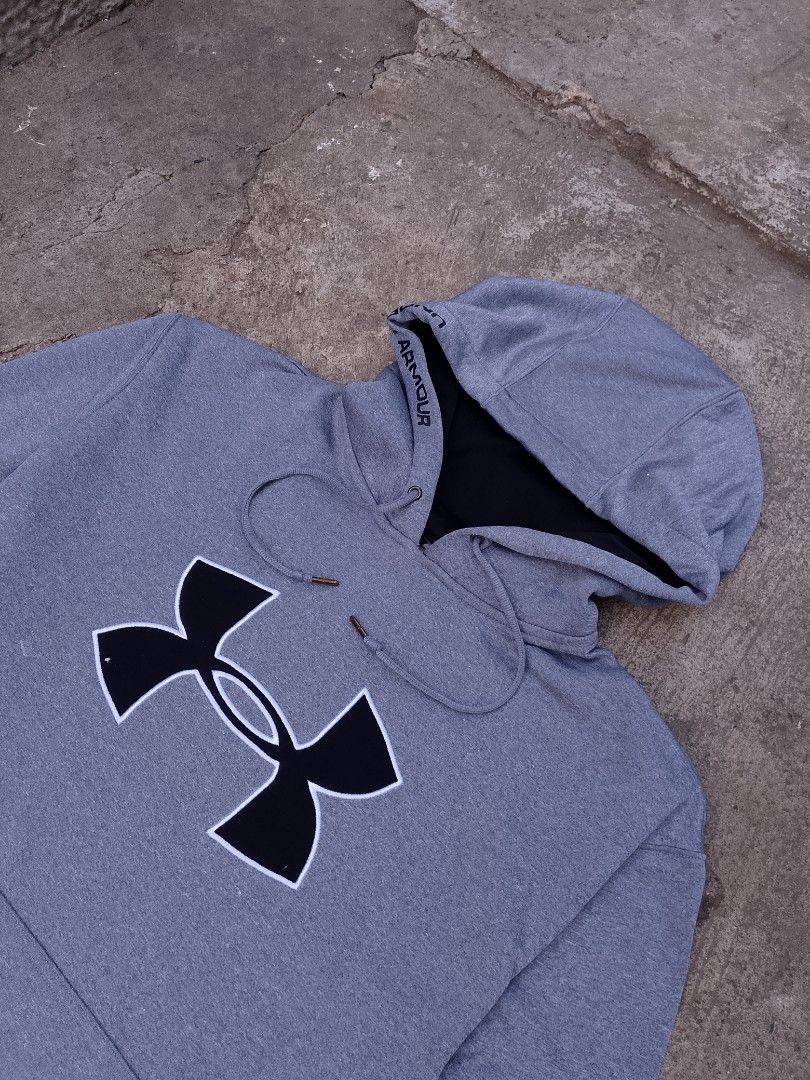 Under Armour Grey Hoodie Size SM (Category: Hoodies) located in Muntinlupa City. Submitted by jo_thrift2 (Listing ID 1441157885, Image 2). Description: - Grey Under Armour hoodie - Features classic Under Armour logo on the front - Made from 100% polyester - Tag indicates size SM - Ideal for casual wear or workouts - Comfortable and stylish.