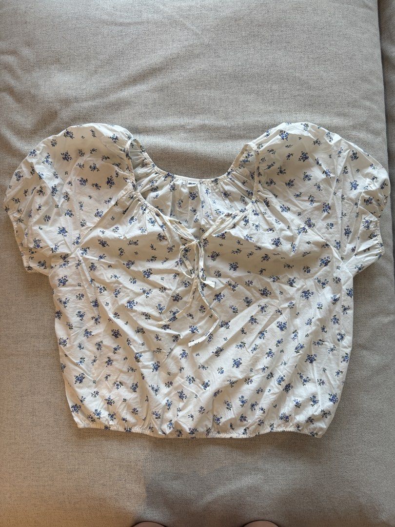 Uniqlo Floral Blouse (Category: Blouses) located in Makati City. Submitted by sabmi (Listing ID 1441253540, Image 2). Description: Cute summer top, can adjust ties in front Never worn, just washed .
