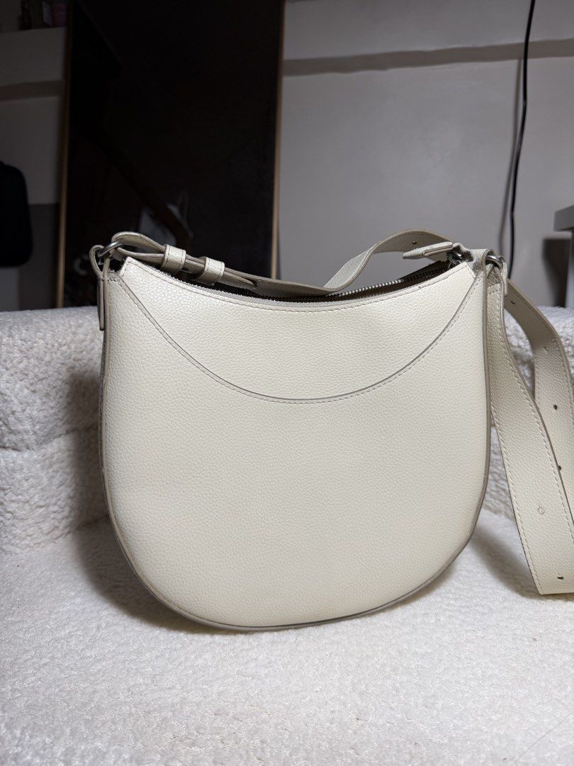 Uniqlo Sling Bag (Category: Cross-body Bags) located in Manila. Submitted by pinkkitkat (Listing ID 1441226207, Image 1). Description: Used for a month only. -Needs cleaning but in perfect condition 😊 🛵Lalamove ready 📍Tondo, Manila.