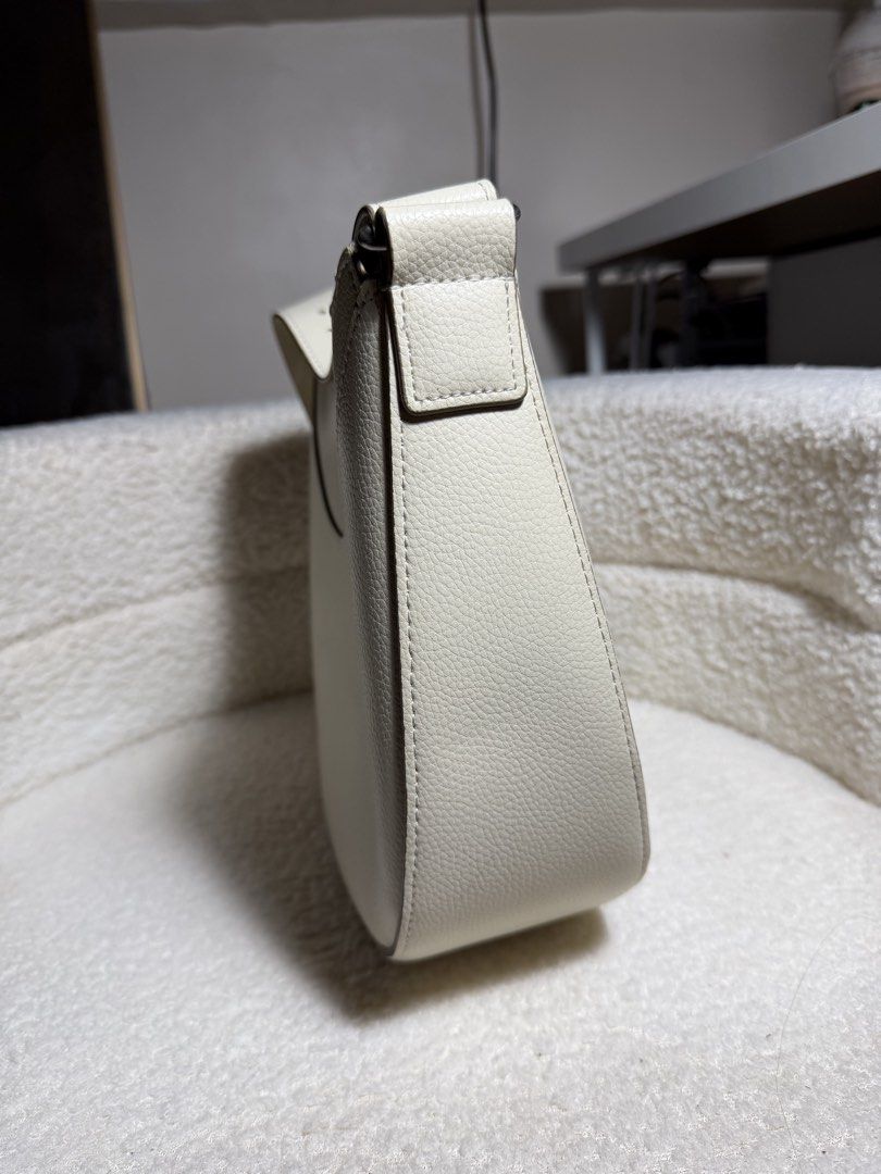 Uniqlo Sling Bag (Category: Cross-body Bags) located in Manila. Submitted by pinkkitkat (Listing ID 1441226207, Image 2). Description: Used for a month only. -Needs cleaning but in perfect condition 😊 🛵Lalamove ready 📍Tondo, Manila.